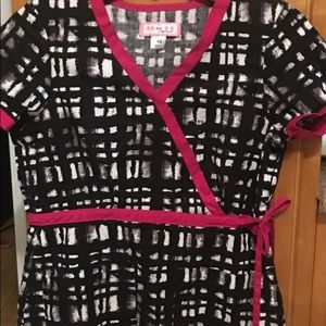KOI BY KATHY PETERSON BLACK FUCHSIA SCRUB TOP XS